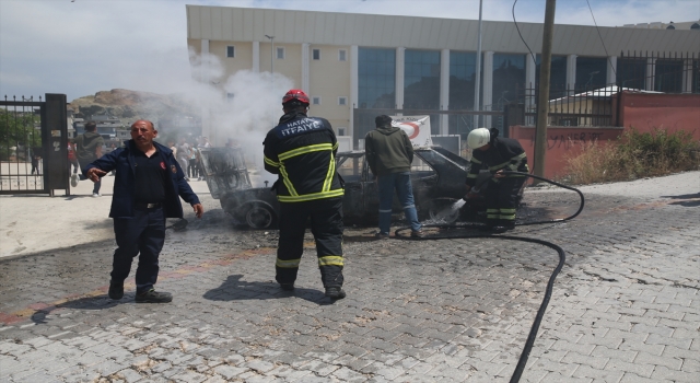 Hatay’da seyir halindeki otomobilde çıkan yangın söndürüldü