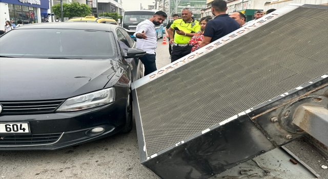 Hatay’da tırın çarpması sonucu devrilen reklam panosu otomobile zarar verdi