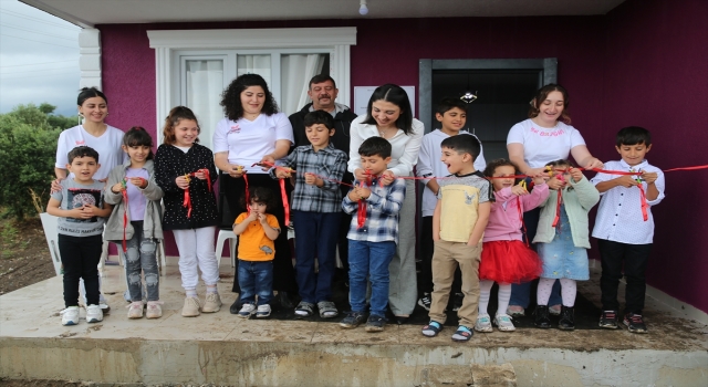 Ülkem Okuyor Derneğinin Hatay’da yaptırdığı ev, depremzede aileye verildi