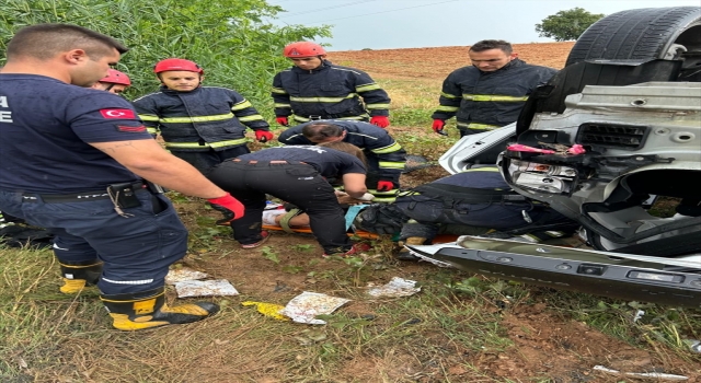 Adana’da şarampole devrilen otomobildeki 2 kişi yaralandı