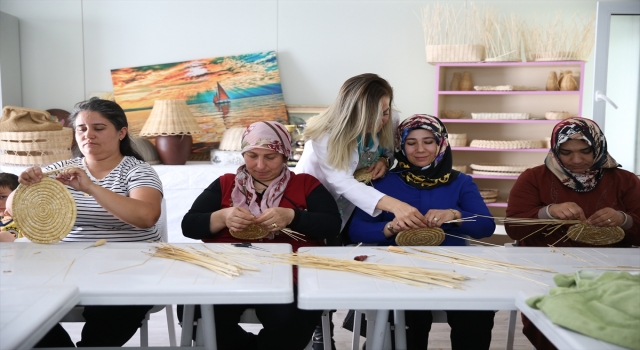 Hatay’da buğday sapları depremzede kadınların elinde dekoratif ürüne dönüşüyor