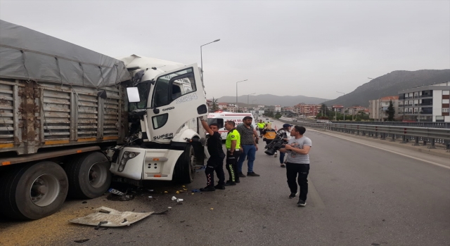 Burdur’da tıra çarpan kamyon sürücüsü yaralandı