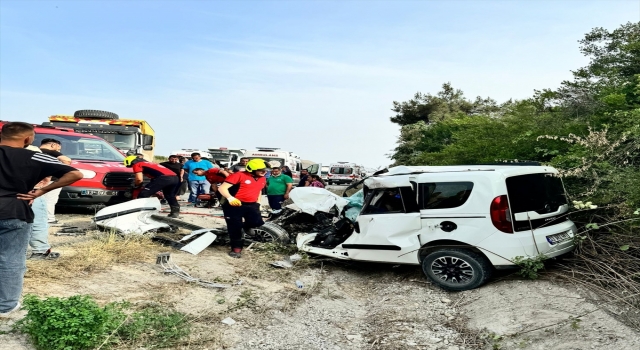 Mersin’de kamyonla çarpışan hafif ticari araçtaki 1 kişi öldü, 1 kişi yaralandı