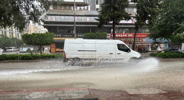 Adana’da sağanak hayatı olumsuz etkiledi