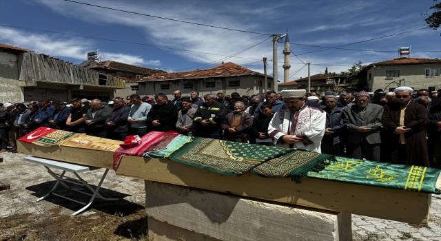 Burdur’da nişanına giderken trafik kazasında ölen genç kız ve kardeşi defnedildi