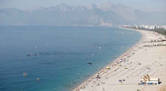 Antalya’da sıcak hava nedeniyle sahillerde yoğunluk oluştu