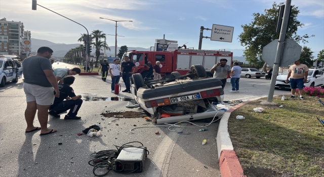 Antalya’da iki otomobilin çarpışması sonucu 4 kişi yaralandı