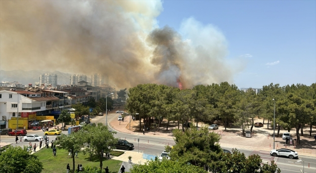 Antalya’da yerleşim yerine yakın ağaçlık alanda yangın çıktı