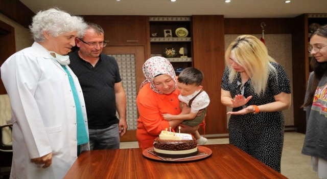 Kadavradan rahim nakliyle dünyaya gelen çocuk, pastasını Özkan çifti ile üfledi