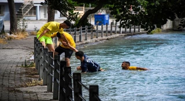 Adana’da ”gönüllü cankurtaran”ların sulama kanalı nöbeti