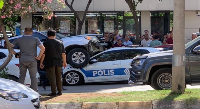 Adana’da pikabın 2 araca çarpması sonucu 1’i polis 2 kişi yaralandı