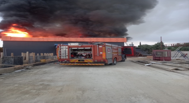 Adana’da yapımı süren restoranda yangın çıktı