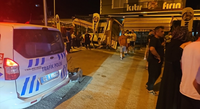 Adana’da minibüs otomobille çarpışıp iş yerine girdi 4 kişi yaralandı