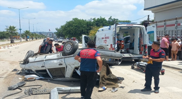 Kadirli’de devrilen otomobildeki 3 kişi yaralandı