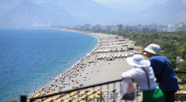 Antalya sahillerinde bayram tatili yoğunluğu