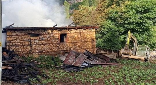 Adana’da çıkan yangında müstakil ev kullanılamaz hale geldi