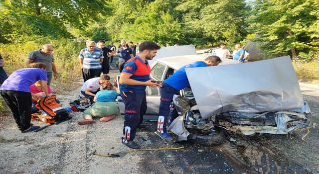 Osmaniye’de minibüsle çarpışan otomobildeki 1 kişi yaşamını yitirdi, 2 kişi yaralandı