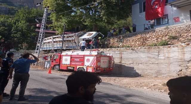 Mersin’de duvara çarpan kamyonun sürücüsü yaralandı