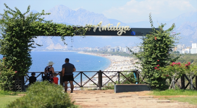 Antalya sahillerinde sıcak hava yoğunluğu