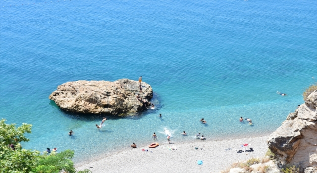 Antalya’da sıcak hava bunalttı