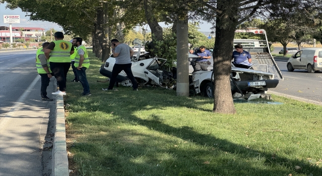 Kahramanmaraş’ta ağaca çarpan otomobildeki 1 kişi öldü, 1 kişi ağır yaralandı