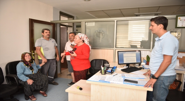 Antalya’da belediye çalışanı içinde altın ve para bulunan çantayı sahibine teslim etti