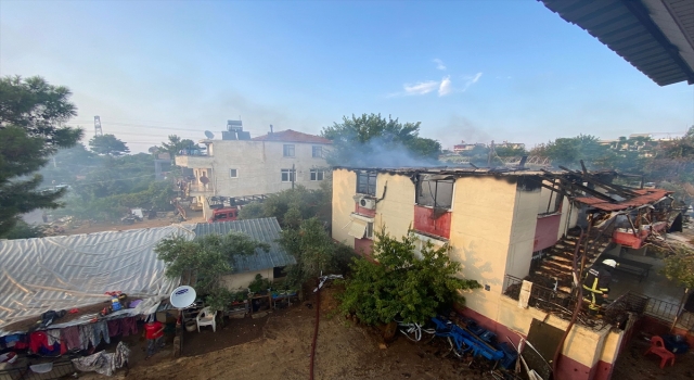 Antalya’nın Aksu ilçesinde 2 katlı evde çıkan yangın hasara neden oldu
