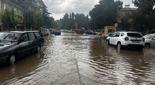 Isparta’da sağanak hayatı olumsuz etkiledi