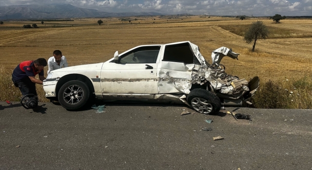 Isparta’da kamyonetle otomobilin çarpıştığı kazada 2 kişi yaralandı