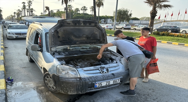 Hatay’da hafif ticari aracın motor kısmı yandı