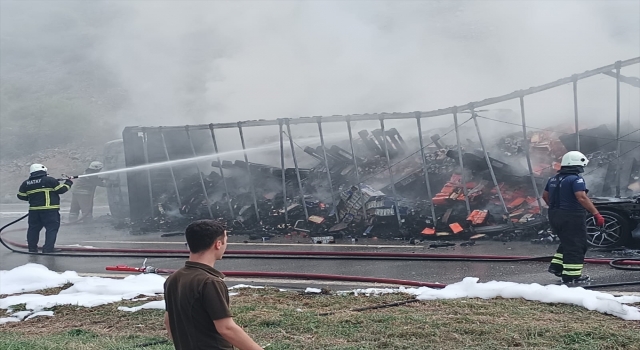 Hatay’da çarpışan tır ve otomobilin sürücüleri yaralandı