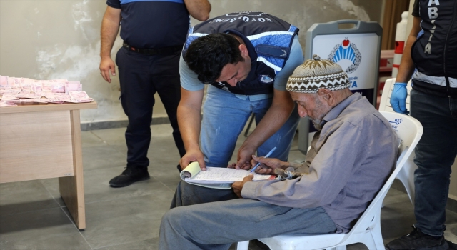 Hatay’da zabıtanın yakaladığı dilencinin üzerinden 19 bin 765 lira çıktı