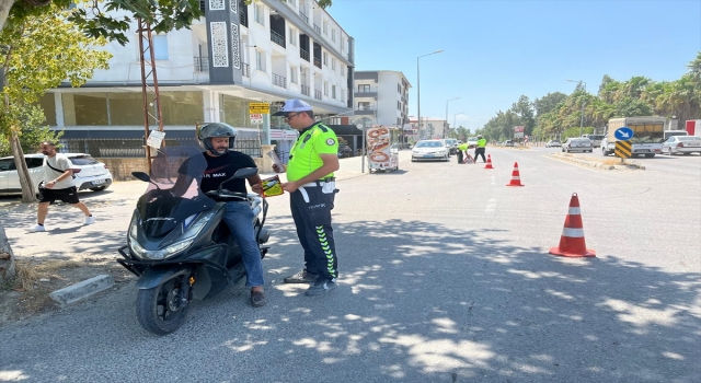 Antakya’da trafik polisleri motosiklet sürücülerine bilgilendirme yaptı