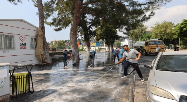 Silifke’de sokak ve kaldırımlar tazyikli suyla yıkandı