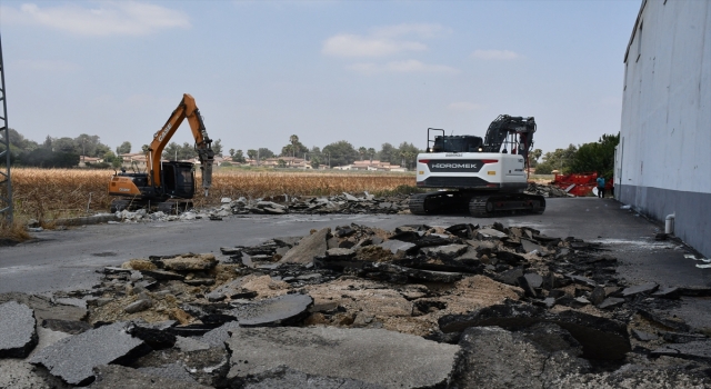 Adana’da bir kişi tapulu arazisinden geçtiğini iddia ettiği yolu ulaşıma kapattı