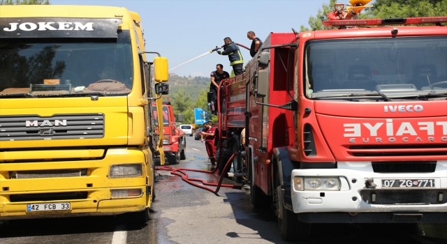 Antalya’da seyir halindeki tırda çıkan yangın söndürüldü