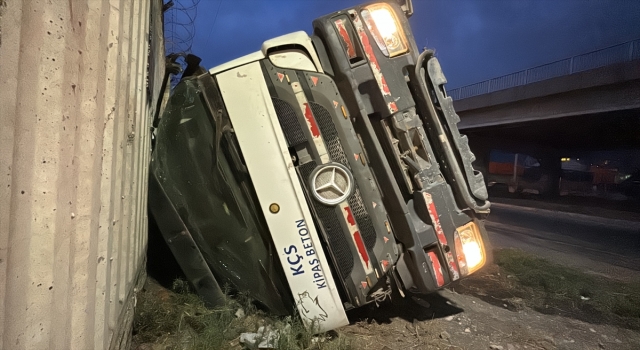 Hatay’da freni patlayan beton pompası devrildi