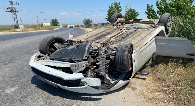 Antalya’da takla atan otomobilin sürücüsü yara almadan kurtuldu