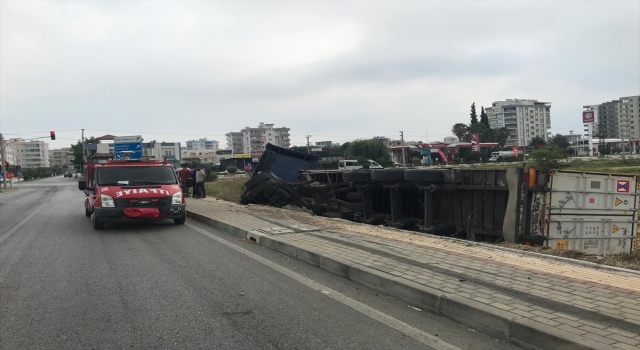 Osmaniye’de devrilen tırın sürücüsü yaralandı