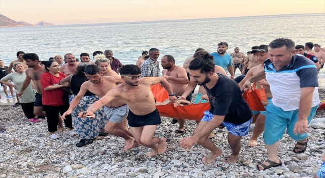 Antalya’da bir genç denizde boğulma tehlikesi geçirdi