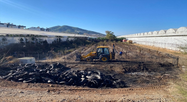 Antalya’da lastik yığınından çıkan yangın muz seralarına zarar verdi