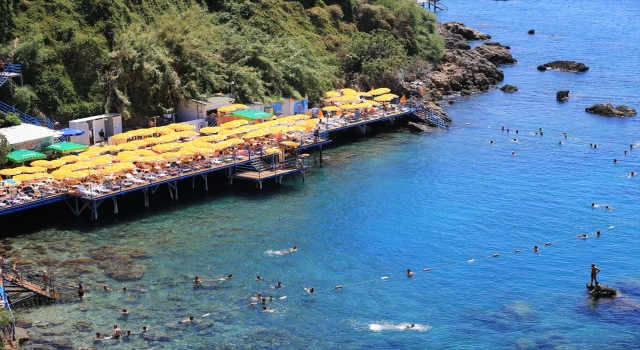 Antalya’da sıcaktan bunalanlar sahillerde yoğunluk oluşturdu