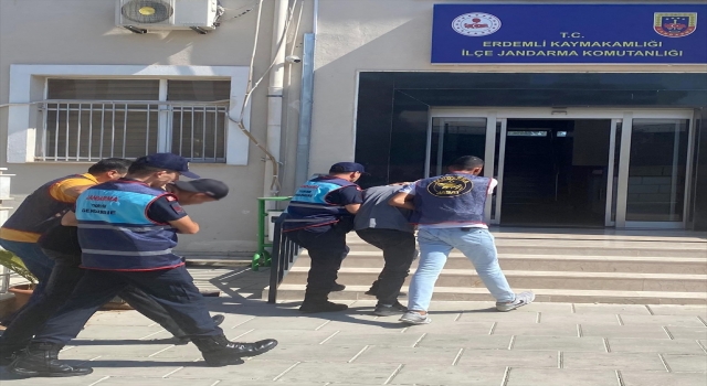 Mersin’de motosikletle yanaştıkları minibüsten çanta çalan 2 zanlı tutuklandı