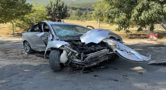 Kahramanmaraş’ta ağaca ve direğe çarpan otomobildeki 4 kişi yaralandı