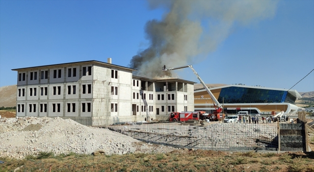 Kahramanmaraş’ta yapımı devam eden inşaatın çatı kısmında çıkan yangın söndürüldü