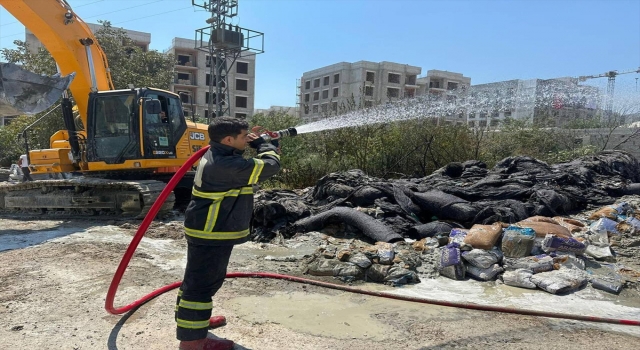 Hatay’da şantiyedeki inşaat malzemelerinde çıkan yangın söndürüldü