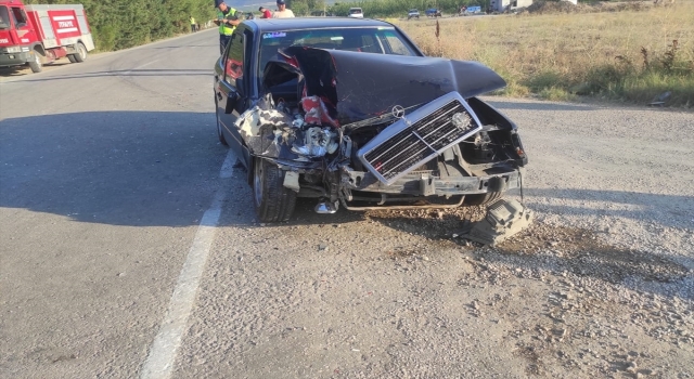 Isparta’da otomobil ve tarım aracının çarpıştığı kazada 2 kişi öldü, 8 kişi yaralandı