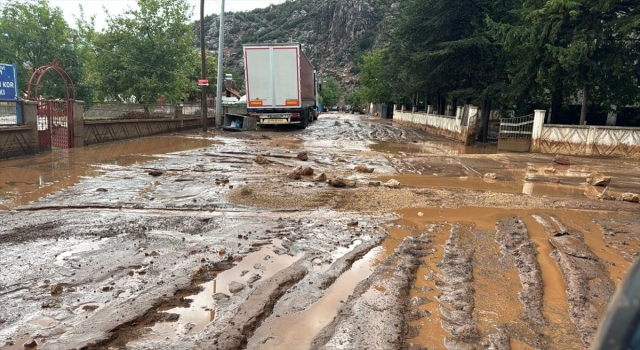 Antalya’nın Elmalı ilçesinde sağanak etkili oldu