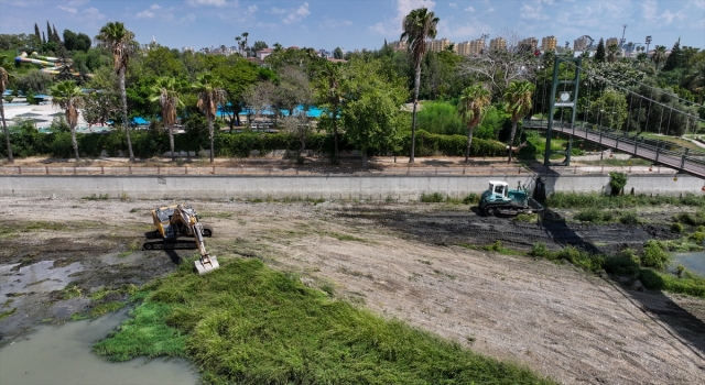 Adana’da DSİ ekiplerinin Seyhan Nehri’ndeki temizlik çalışması sürüyor