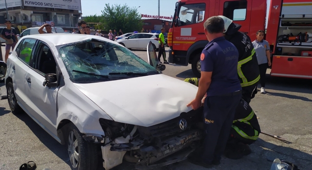 Hatay’da otomobilin çarptığı motosiklet ve bisikletin sürücüleri yaralandı